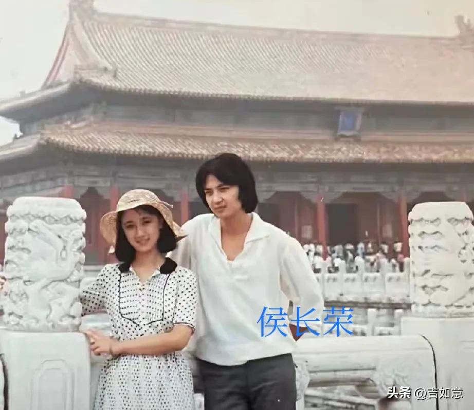 看到侯长荣和陈剑月年轻时的合影，简直是神仙眷侣！上世纪80年代，他们因《红楼梦》
