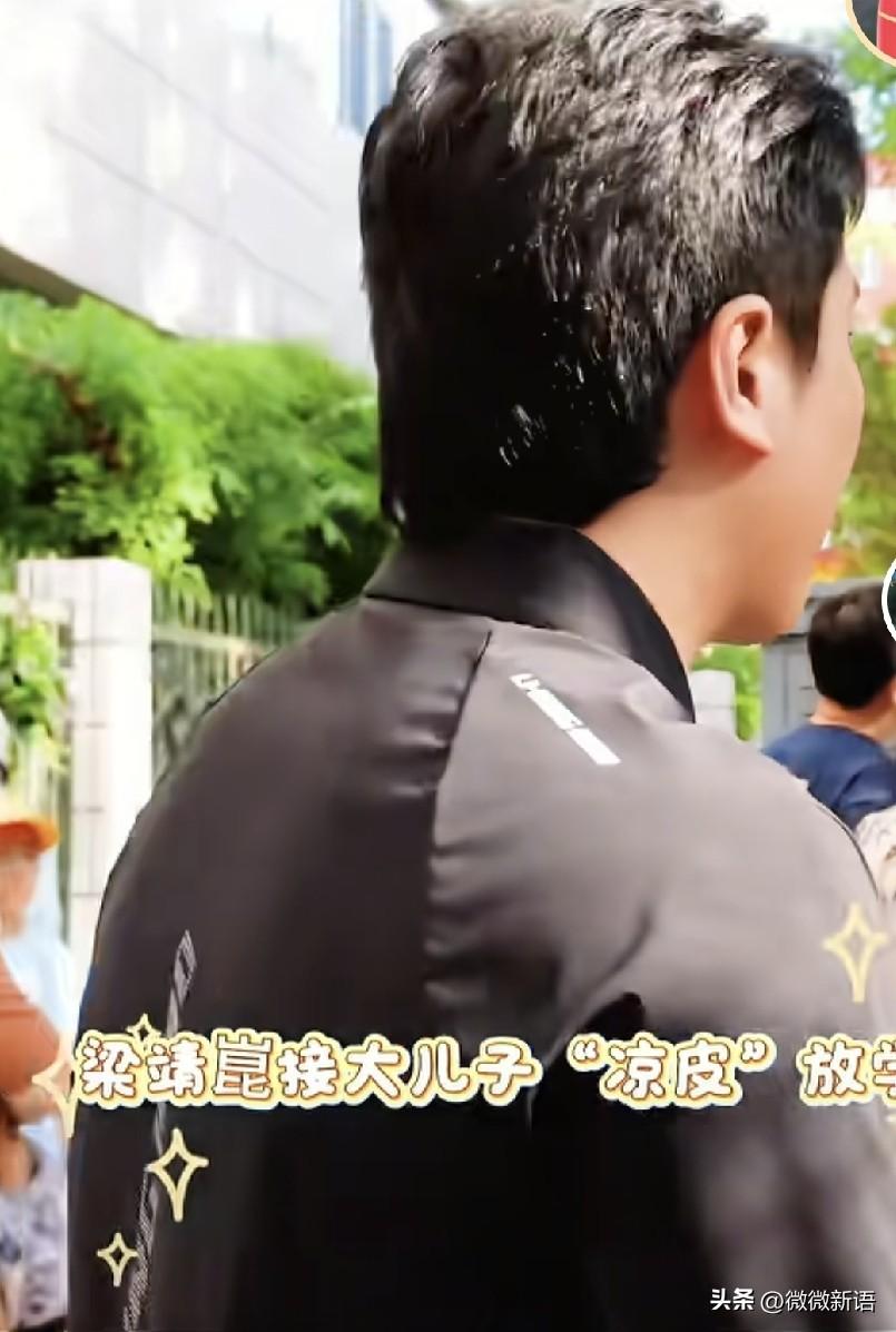 凉皮都到跟前了，梁靖崑都还没发现。
刚刚看了《一师亦友》的采访，里面有梁靖崑去学