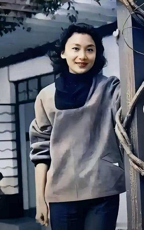 1948年，金庸第一次见到夏梦，整个人都神魂颠倒，为了接近她，金庸偷偷换了笔名“