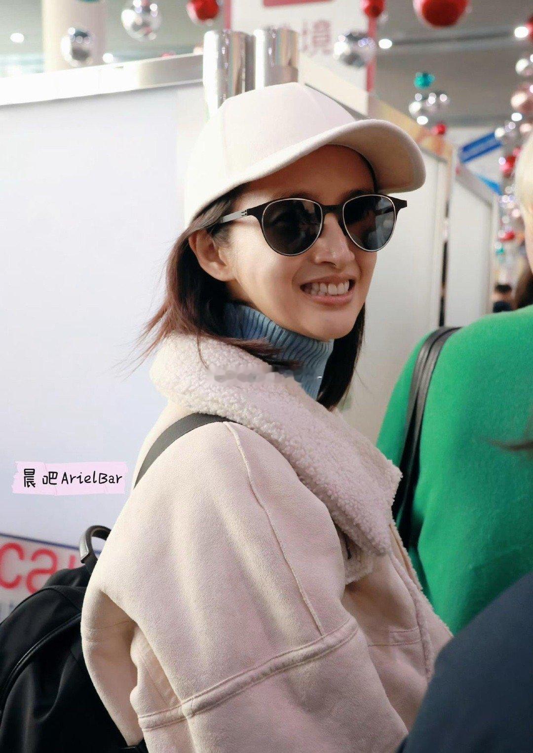 林依晨澳门机场粉丝拍，素颜状态太好了，几十年过去她的笑容还是这么治愈。 