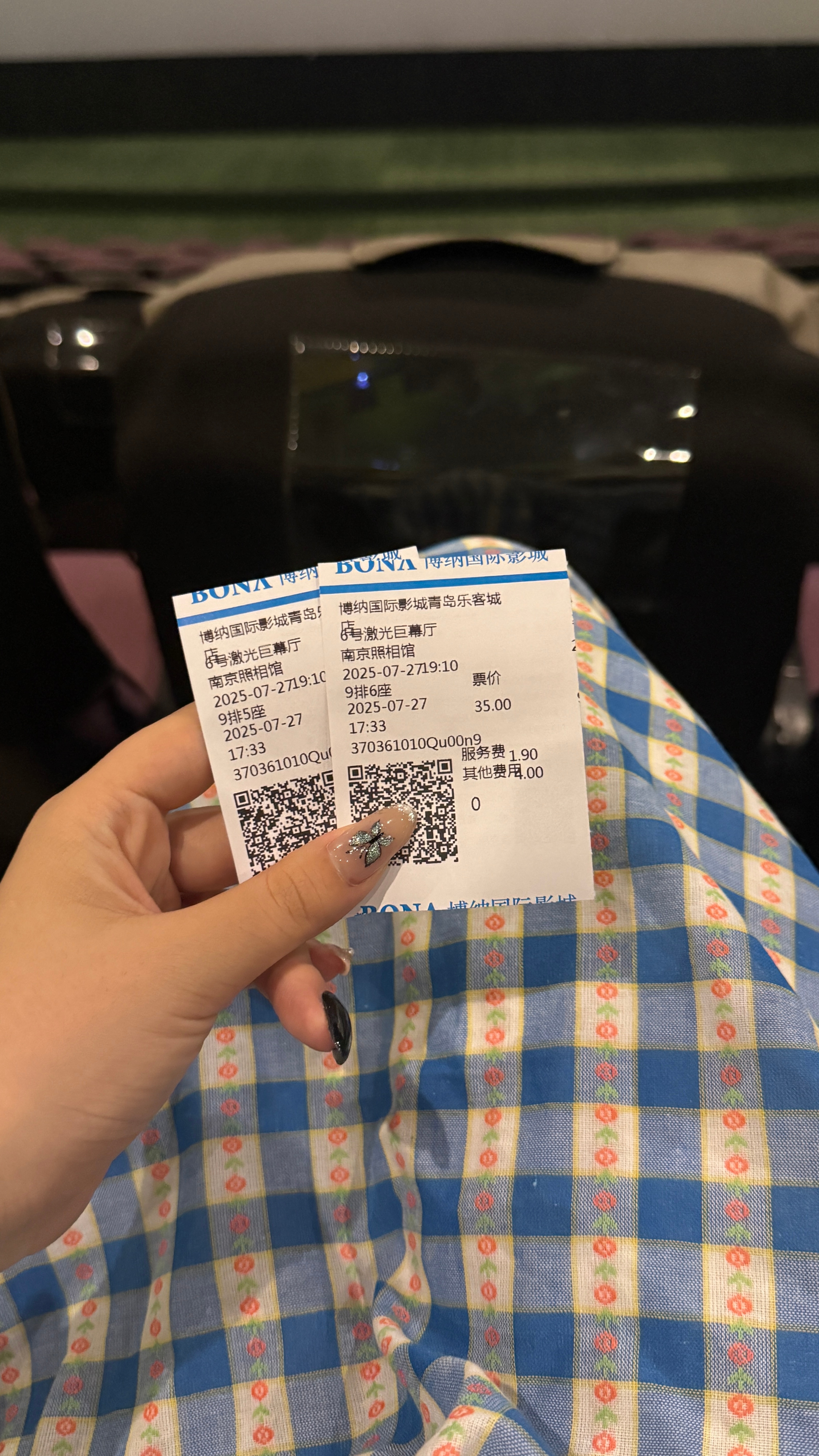 电影院座椅 虫卵一个爱穿裙子且爱看电影的小女孩默默的碎掉了。看来现在电影院不但有