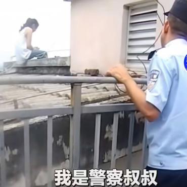 “我是警察叔叔，我帮助你！” 女子独坐楼顶情绪崩溃，民警一句话温柔救下。

近日