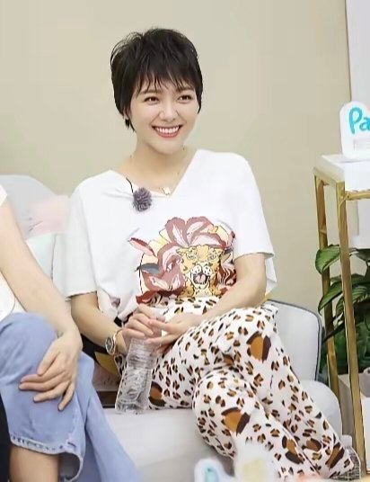 感觉她就是太闲了，汪涵都亲口说的，她在上海陪读，孩子在国际学校中午学校管饭，杨乐
