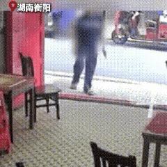 湖南衡阳这件事看完，心里堵得慌。
 
老人在茶馆门口晕倒，店主好心上前帮扶，还帮