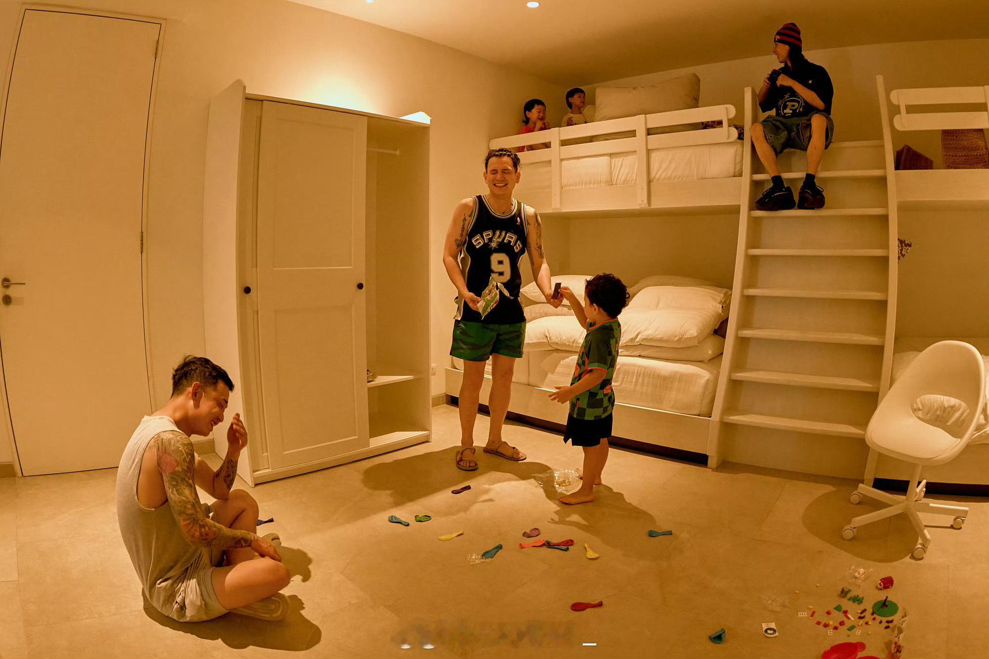 GAI晒出和布瑞吉、艾热一起带孩子在泰国旅游：Real life style🏝