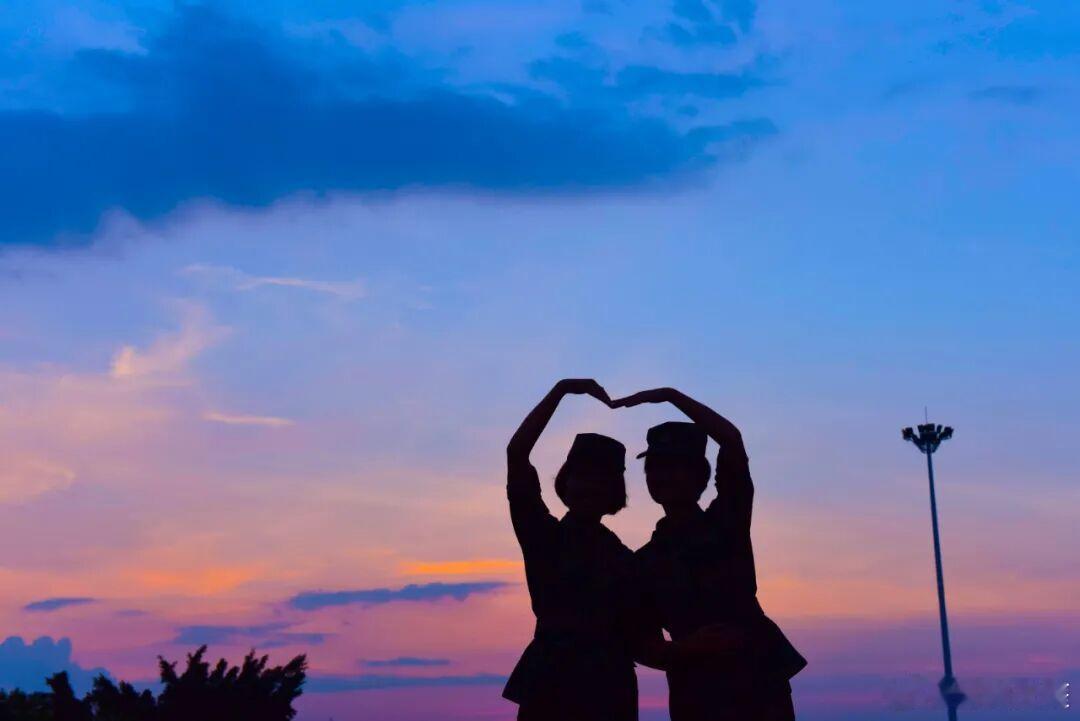 《青春女兵》我是一个黄毛小丫十七八岁离开了家来到火热的军营里我的心儿乐开了花虽然