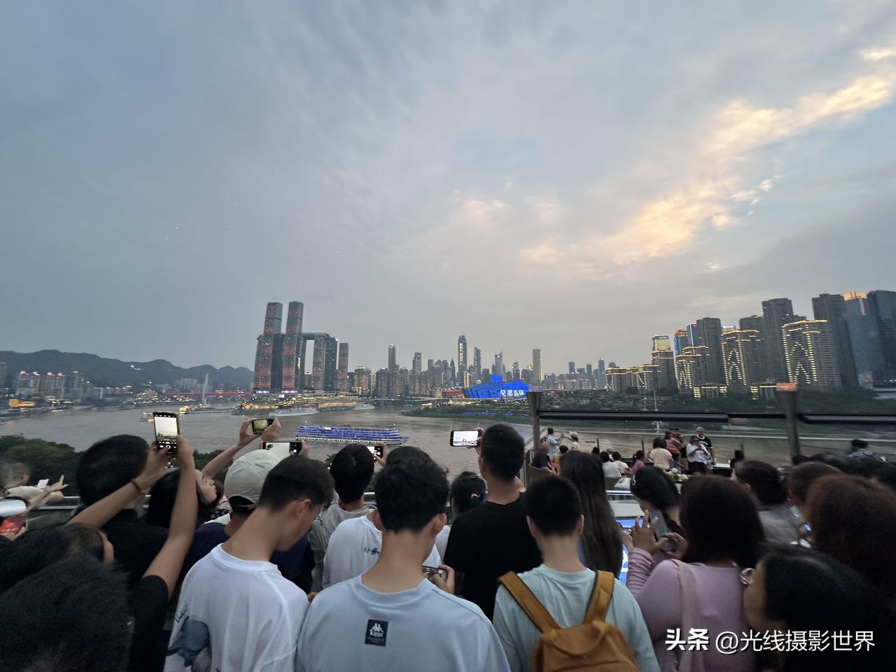 6月27日重庆居然不下雨，居然有晚霞，所以，今天看无人机表演的人山人海好热闹啊！