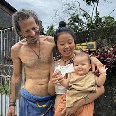 福建女孩林娜在清迈旅行时偶遇一位希腊男人，两人一见钟情火速闪婚。婚后他们既没定居