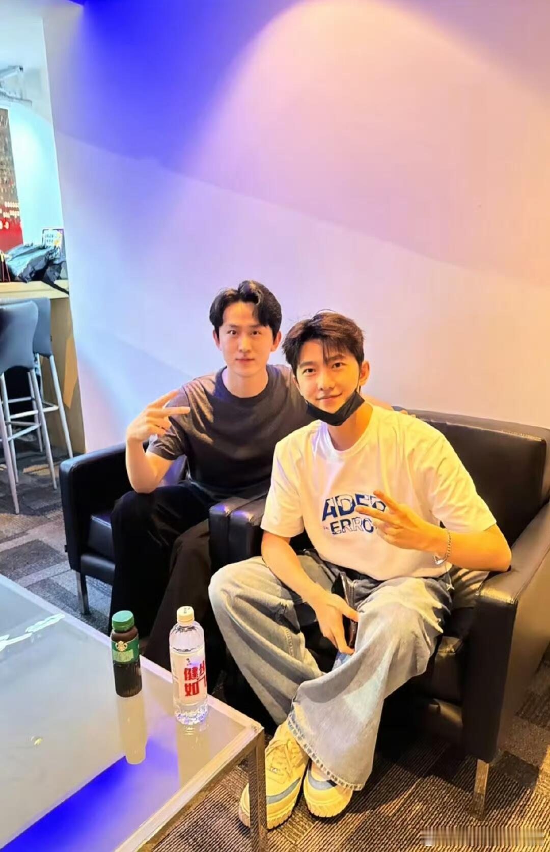 杨洋看王力宏演唱会杨洋也去看王力宏演唱会了，好可爱的一个杨洋啊。杨洋去看王力宏演