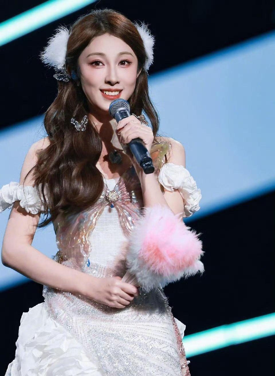 千禧年辣姐 每一次出场都带来满满的复古风情，千禧年味道扑面而来，搭配自如，身材优