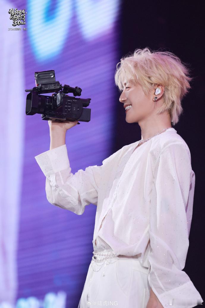 陆虎谢谢佛山谢谢佛山，圆满又温暖的一场相遇。舞台之上歌声悠扬，晚风之下爱意涌动，