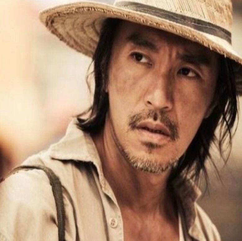 “星爷，不欠你了。”这句话听着解气，实则错位。大众口中的“欠票”，本质是早年盗版