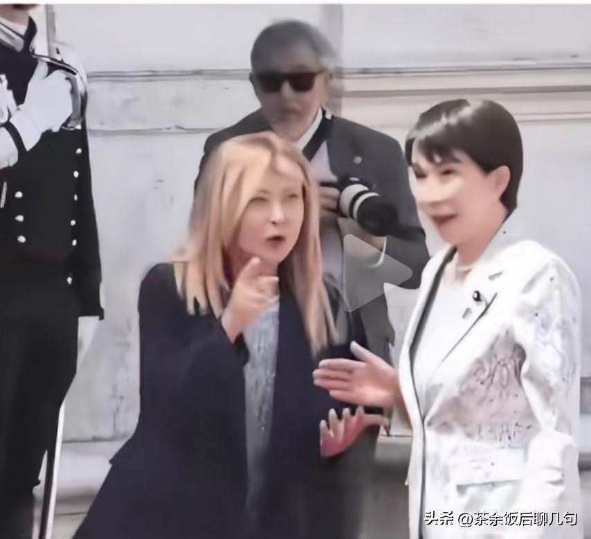 风向早就悄悄变了。
高市早苗几次主动伸手想和梅洛尼交好，对方全程视而不见，场面尴