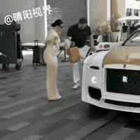 有钱人的生活颠覆了我们的想象，穿着打扮非常的精致，出入有豪车接送，又有这么多人陪