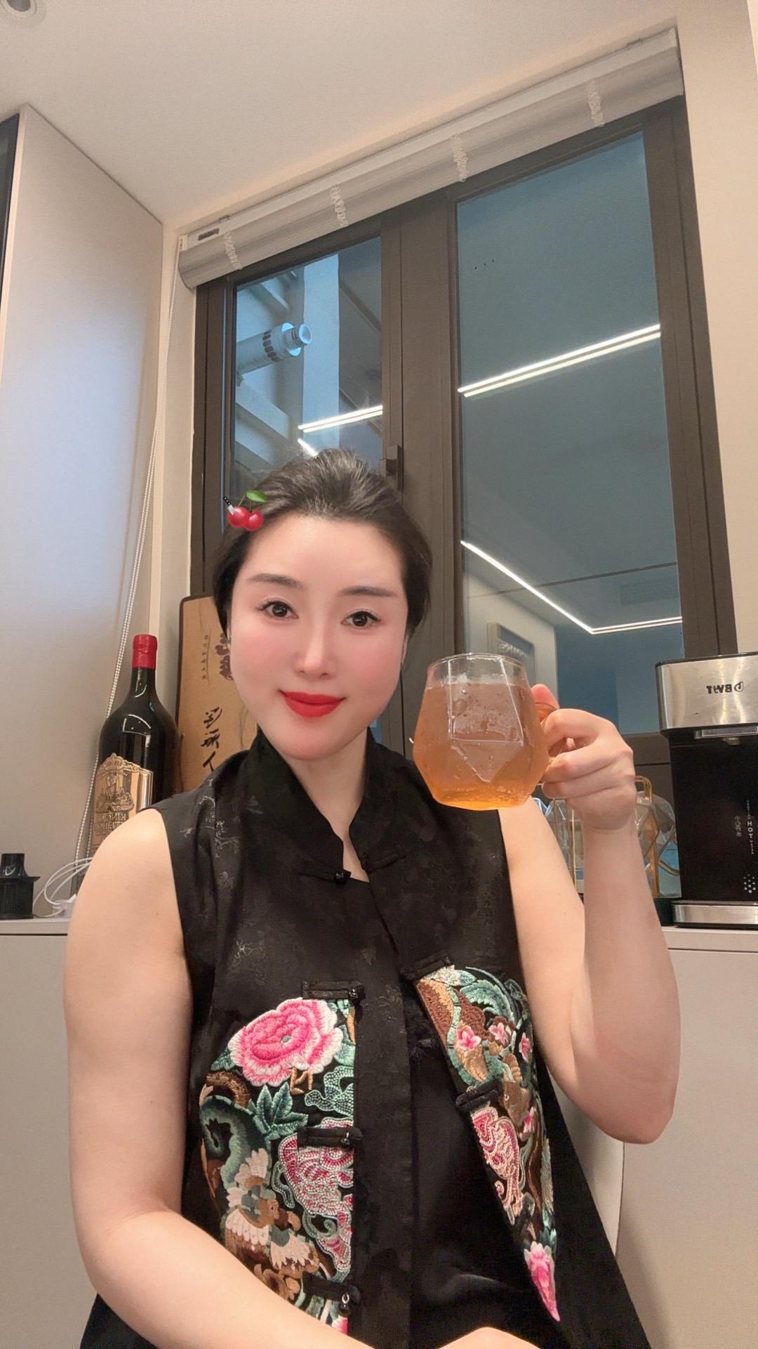 我在逗我女儿（中午吃饭看到一个跟女儿差不多大的女服务生） 我：幺儿、如...