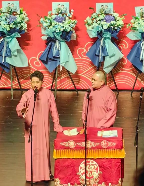 谢金的相声真的很烂
昨晚去看了德云三宝c组上海站的演出，一共三组演员轮流演。第一
