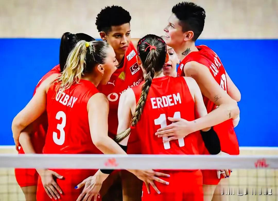 一夜之间，土耳其女排已经从世界第一滑落到世界第三，无缘巴黎奥运第一档席位了！土耳