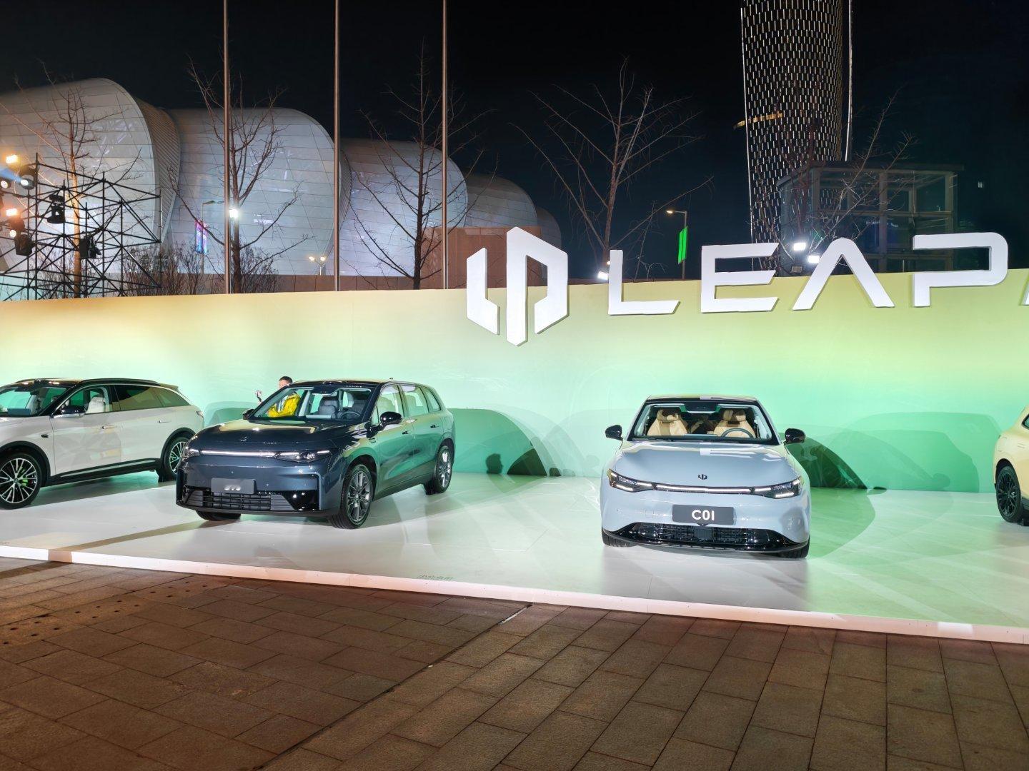 来参加零跑10周年的活动，从最初的小跑车，到t03，到现在已经有这么多车了，并且