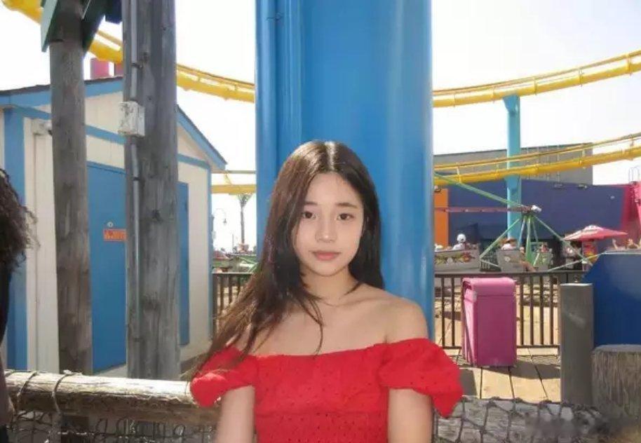 小S小女儿晒与闺蜜度假照 ，穿红色露肩上衣少女感十足 ​​​
