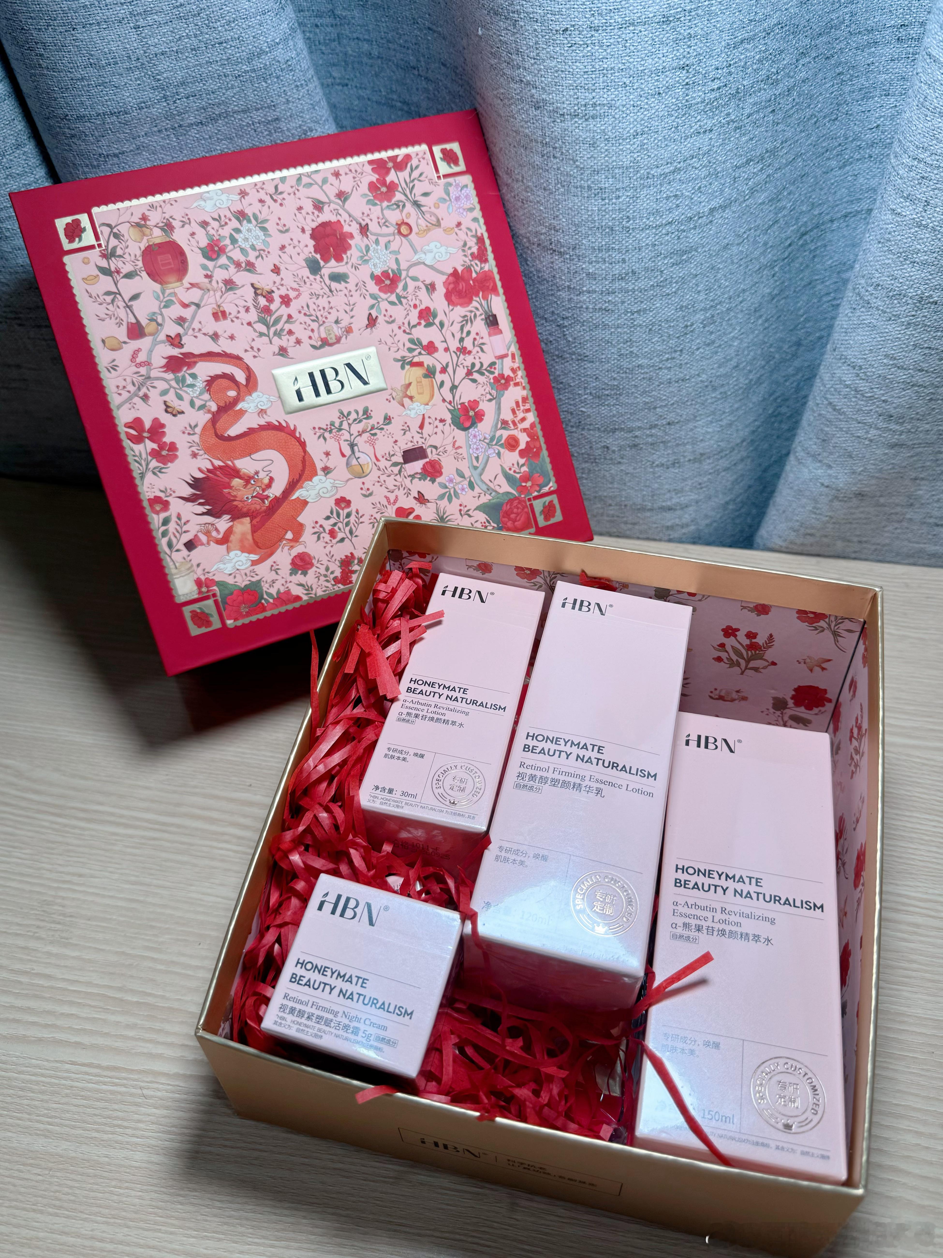 新年礼物+1被HBN颜值超高的龙年新禧礼盒惊艳到了！拆快递的瞬间，喜悦的颜色映入