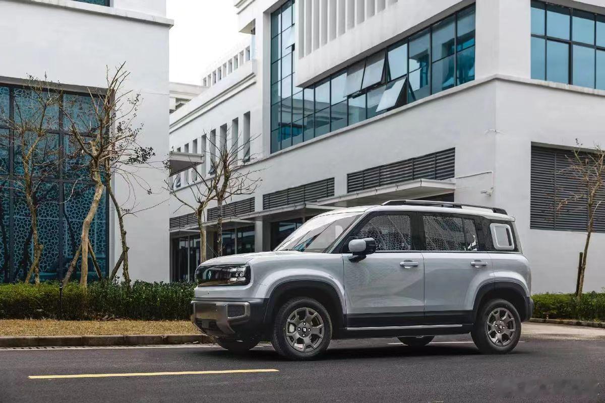 别人的后备箱塞行李，悦也的后备箱装生活。第一批人形机器人开始整顿职场了宝骏悦也P