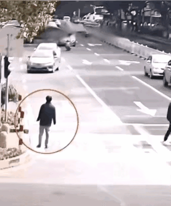 一看就是个新手，业务还不熟练。一头顶轮毂上了，也够愣的，正常不应该早躺吗？
这种