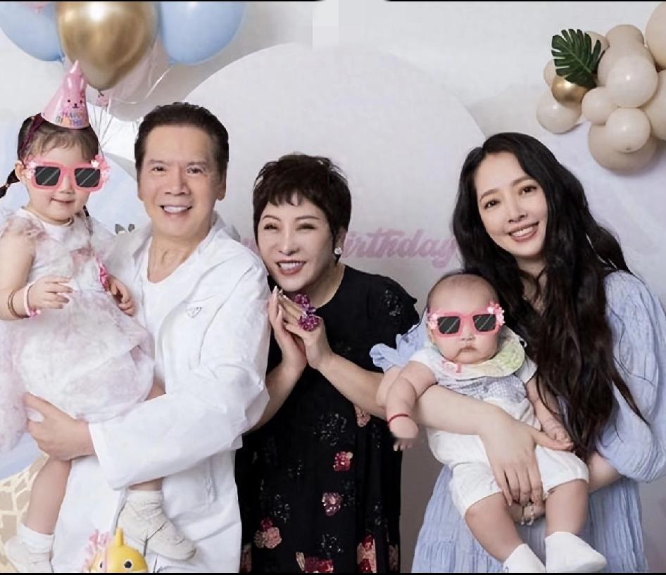 向太说郭碧婷icon现在出来工作赚钱是为了补贴娘家。

豪门媳妇不啃婆家，反而拎