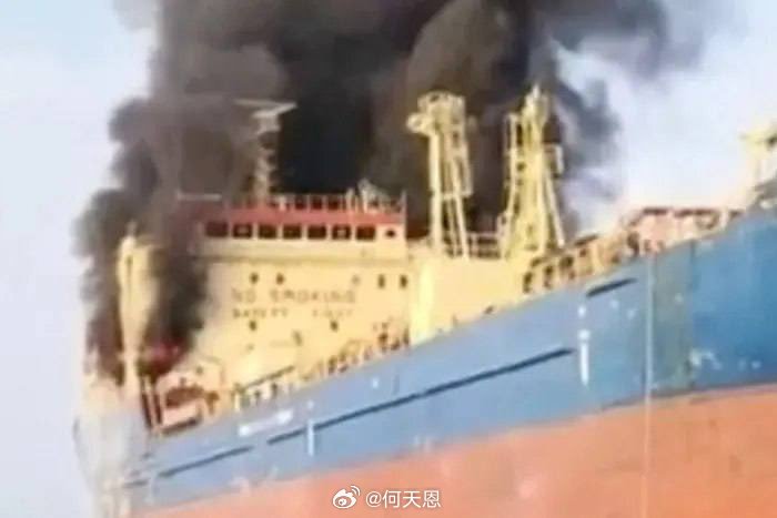 与此同时，大毛在黑海封锁仍在持续！据罗马尼亚总统尼古拉·达恩证实，一艘悬挂利比里
