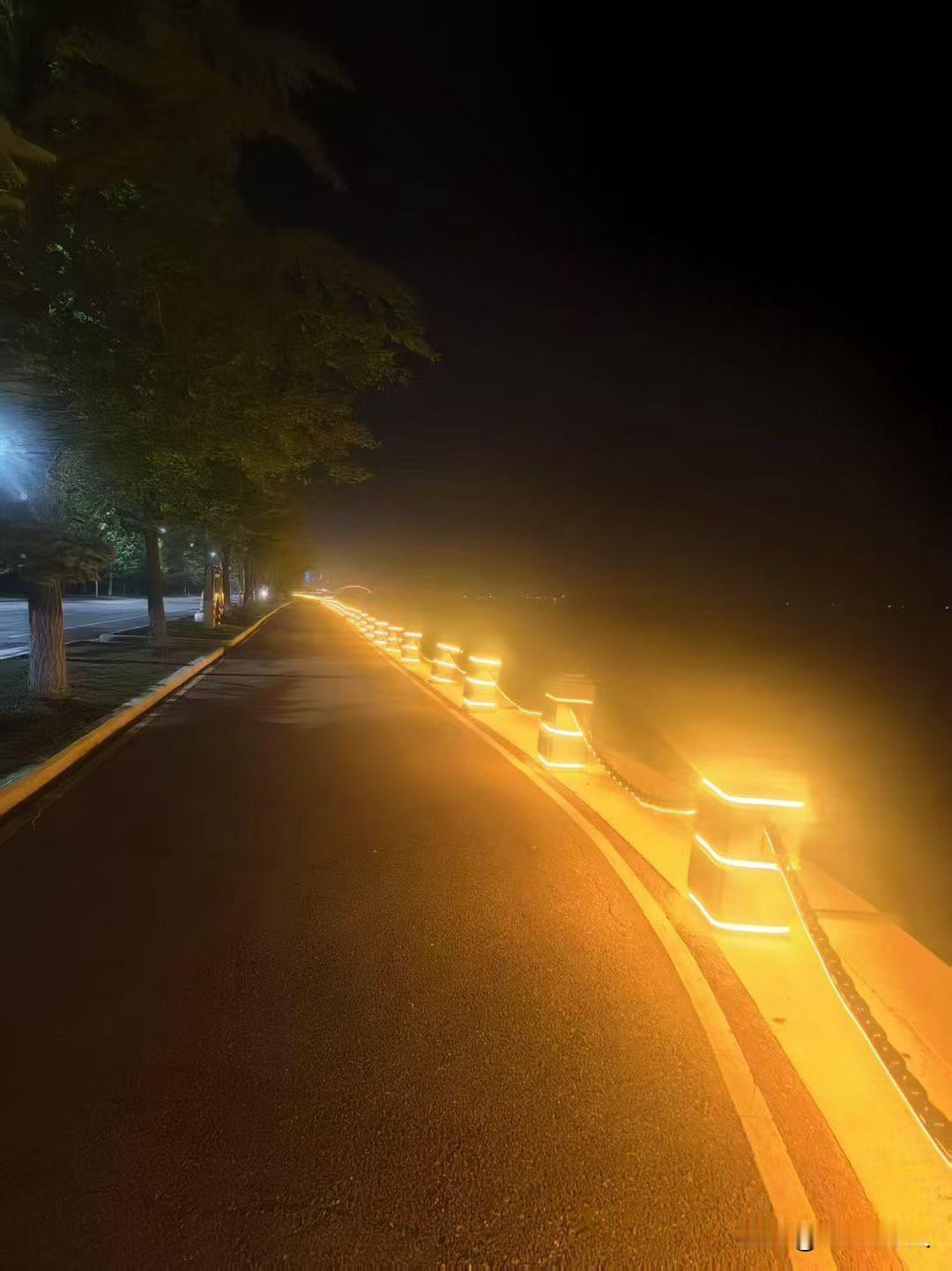 晒图笔记大赛漆黑的夜色中，江边的霓虹彩灯更像是在心中点亮的一束光，照亮了人生坎坷