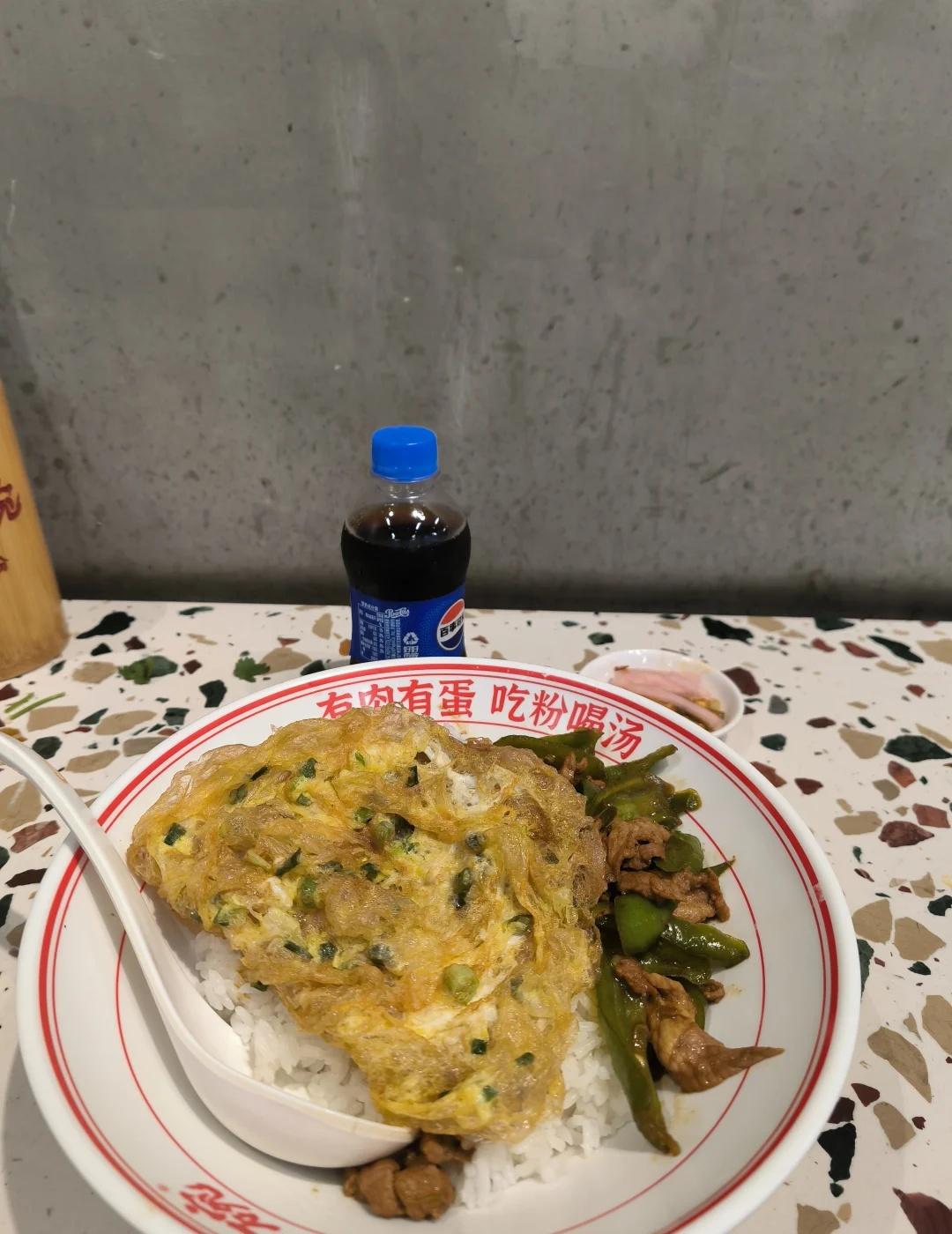 打工人的干饭快乐！郴一碗盖饭太香了✨
谁懂啊！下班路过郴一碗直接被香迷糊了！
点