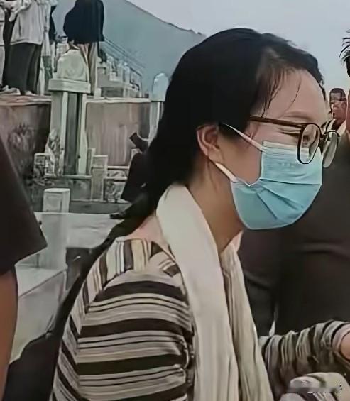 静静虽然认回了靖九江的亲公公婆婆，但是她也给老郭去送终了。不但去还戴了孝。她知道