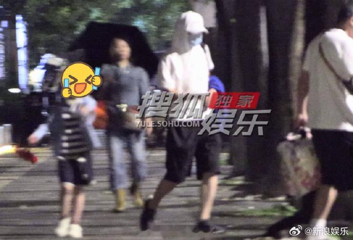 葛优带儿子出门吃饭 近日，被拍到带一名小男孩自家出门吃饭，葛优身穿白色帽衫，头戴
