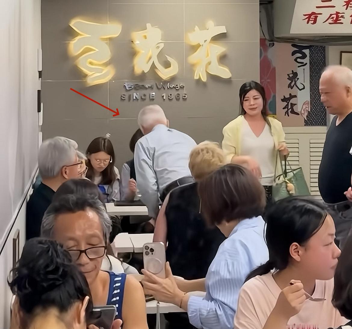 黄仁勋爸爸好有礼貌，居然现场给别人“鞠躬”，不愧是高端知识分子，光凭这份礼貌，就