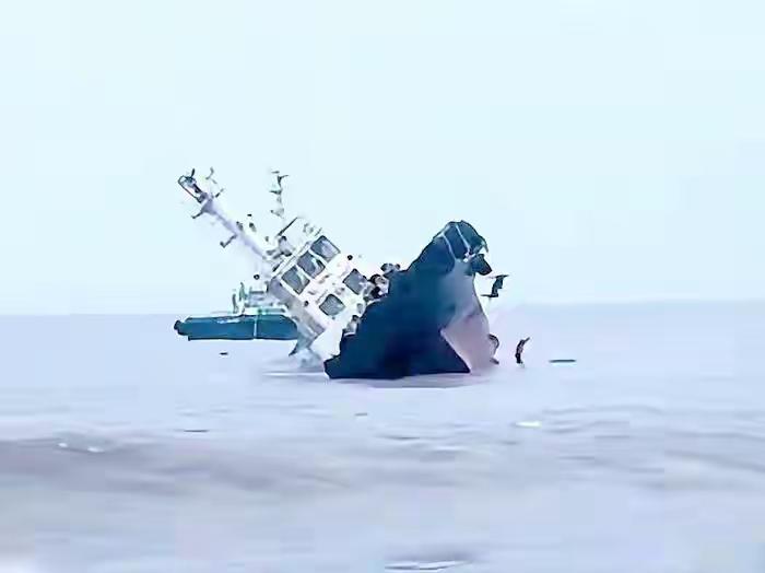 菲律宾近海出现一起惊险海难，拖船在作业过程中短短几分钟快速倾覆沉没，完整现场视频