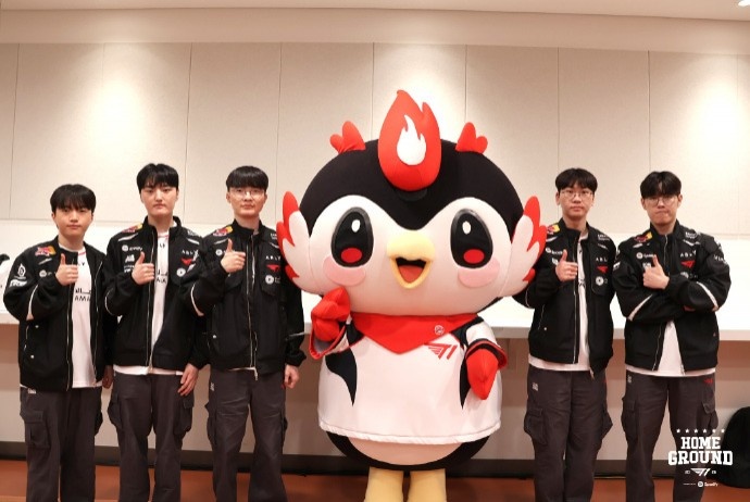 T1分享队员与吉祥物“ATI“合影：新的胜利照