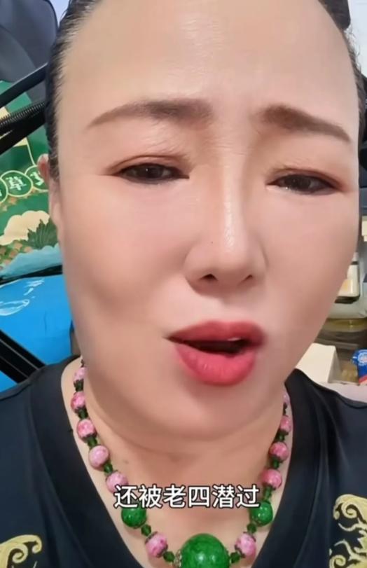 可谁也想不到，安安稳稳的一场直播，凭空飞来极其不堪的恶意造谣，弹幕上刺眼的一句话