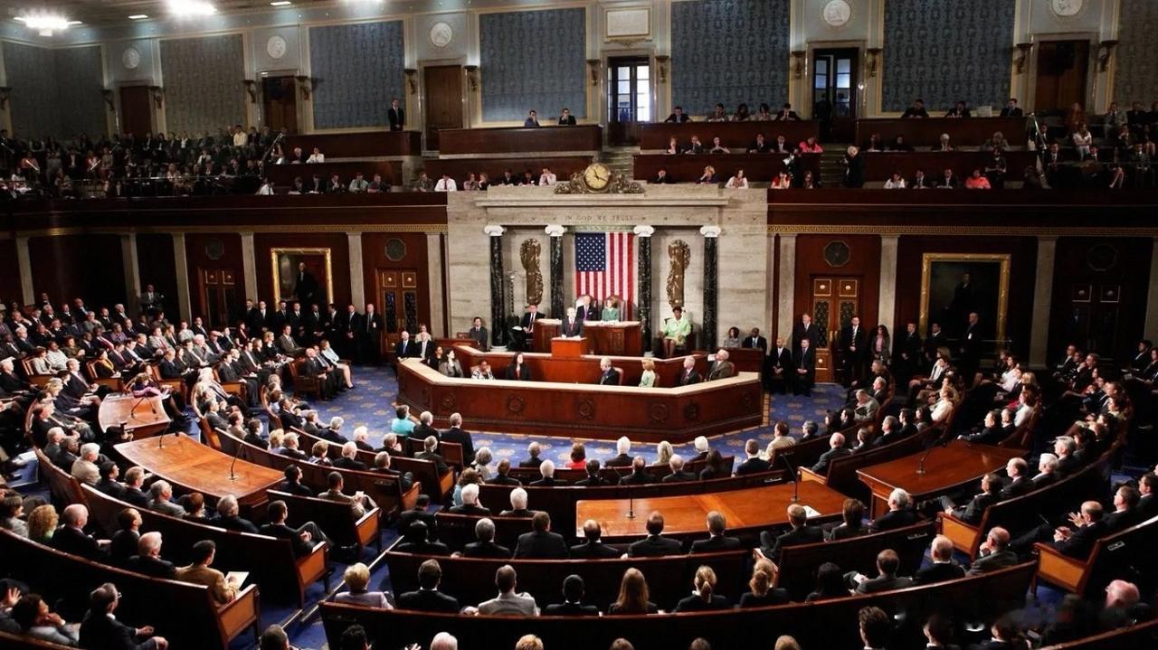 进退维谷：被债务与通胀双向锁死，美国如今的现实死局
 
2026年，美国联邦财政