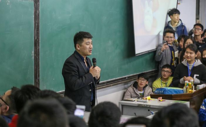 纽约时报今天报道：“张雪峰以提供直白到近乎残酷的建议而闻名，教人如何最大化提升成