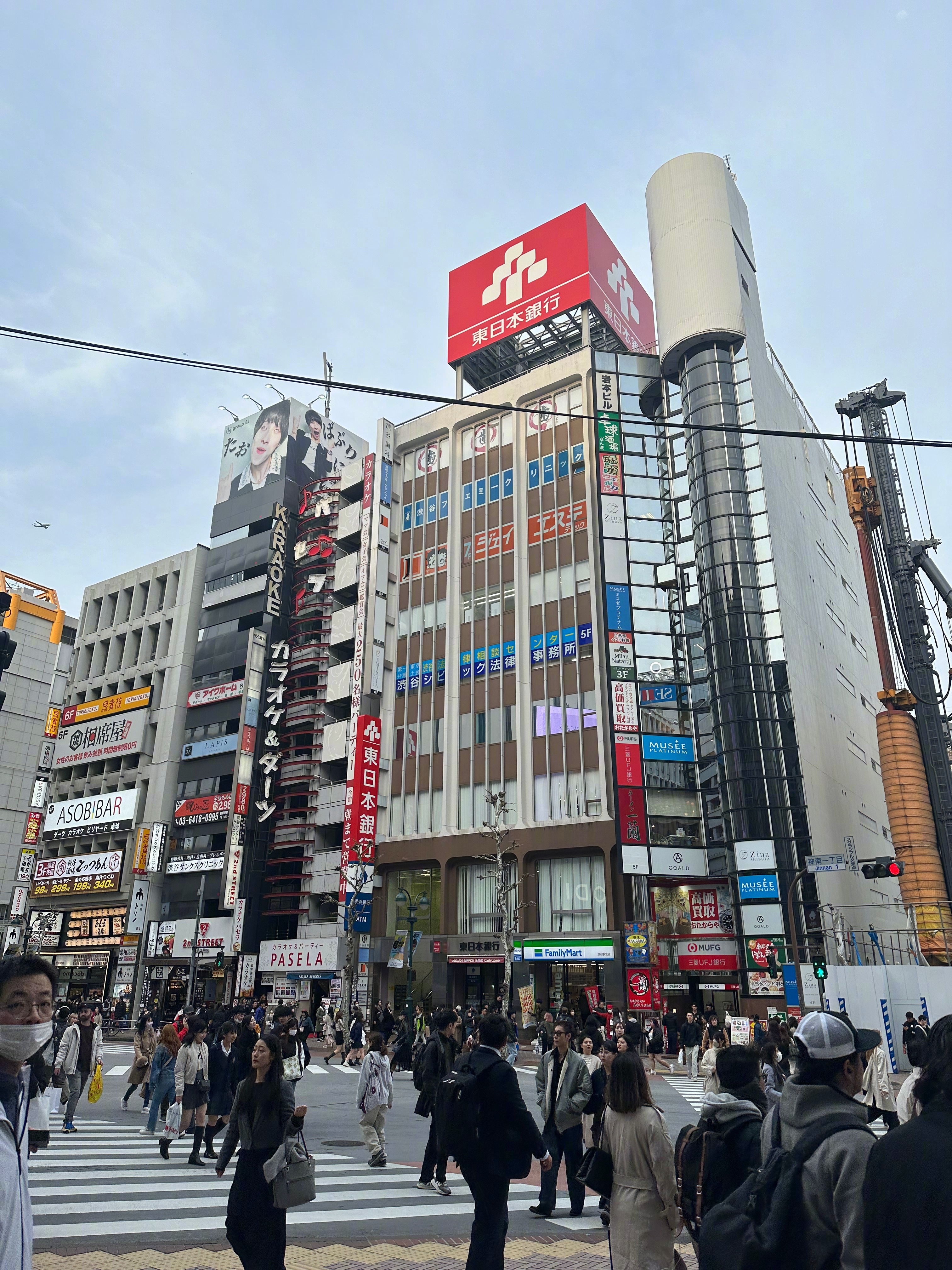 #城市巡游记#穿梭在东京的繁华街头，仿佛漫步在一个无尽的城市迷宫中。高楼大厦拔地