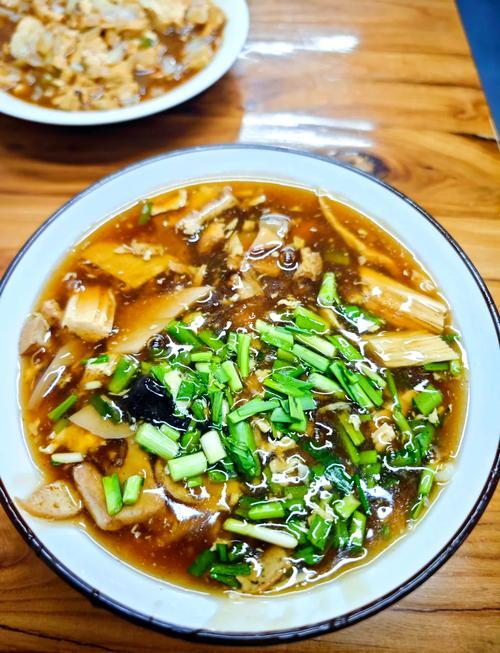 山西太原美食，这些面食都值得打卡！
山西太原面食推荐：
1、老太原打卤面、正宗刀