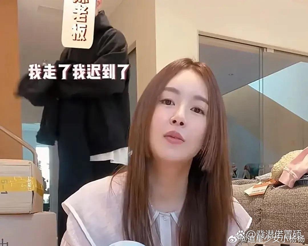 张子萱在家录视频呢，陈赫要去上班快迟到了，还不忘和张子萱撒狗粮，这小两口看着还挺