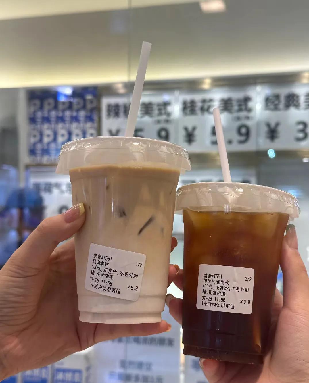 咖啡行业内卷这么严重吗？
瑞幸与库迪咖啡的价格大战持续这么久
9.9元一杯的生椰