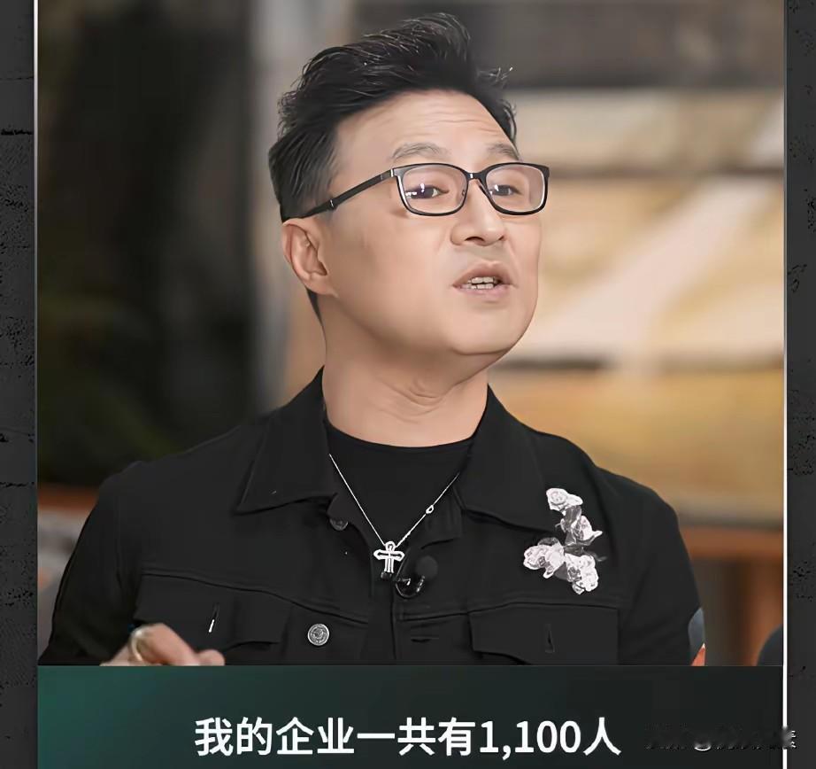 据汪峰老师自己说，他公司因为AI裁员700多个人。​原来有1100个员工，现在只