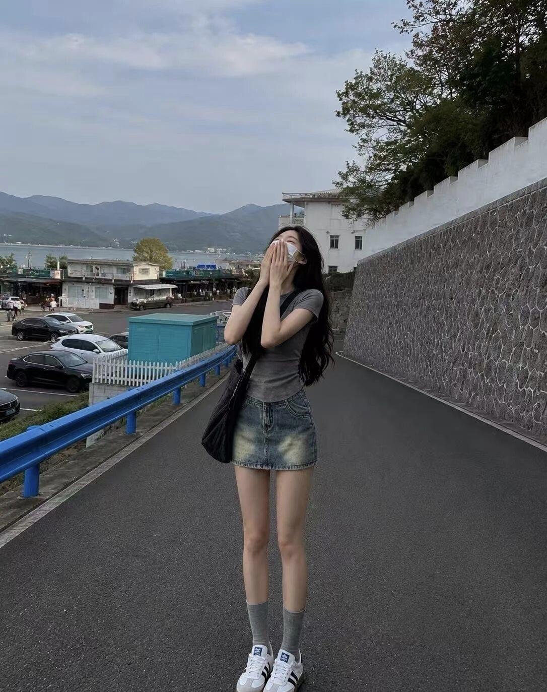 少女在海边漫步，微风拂面，心情舒畅