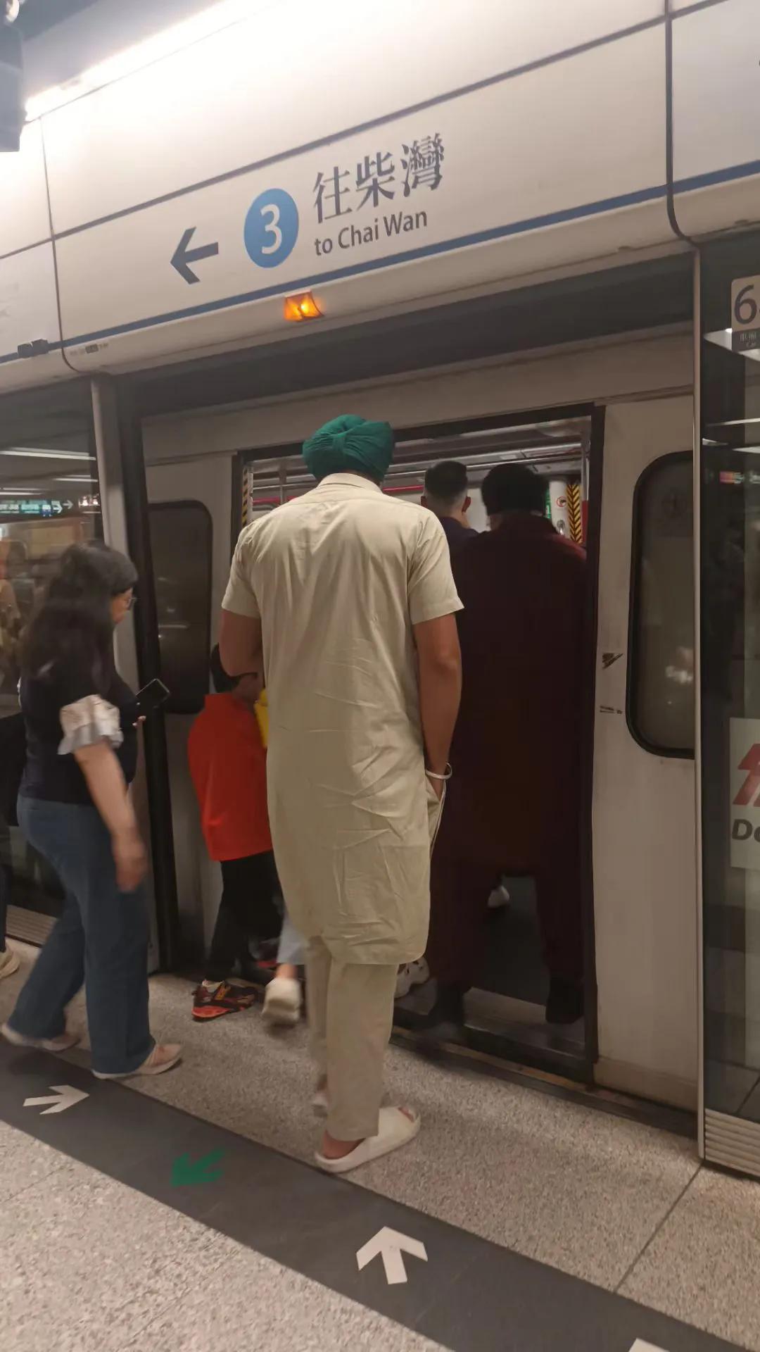说香港是国际化城市一点不假，无论你信奉《圣经》或《苦兰经》，都是阁下自由。正是这