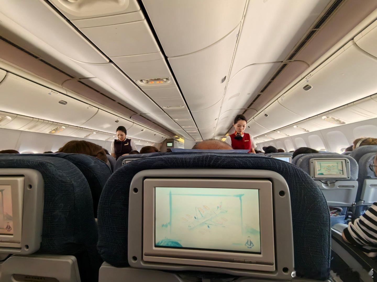 国航的空姐们摘口罩了，突然感觉特不习惯[允悲] ​​​