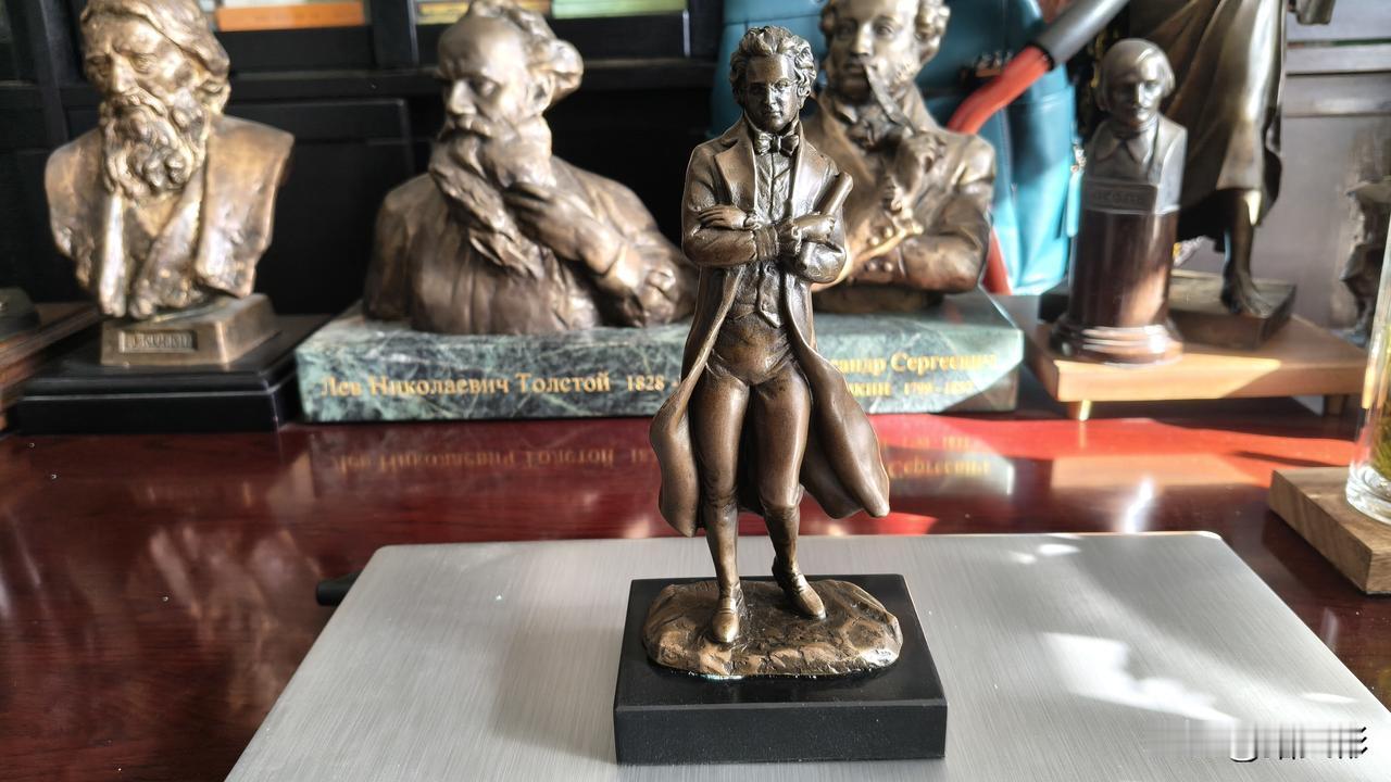 舒伯特总让我产生一种愧疚感。这个世界没有善待他。
​19岁时为他写过一首诗。