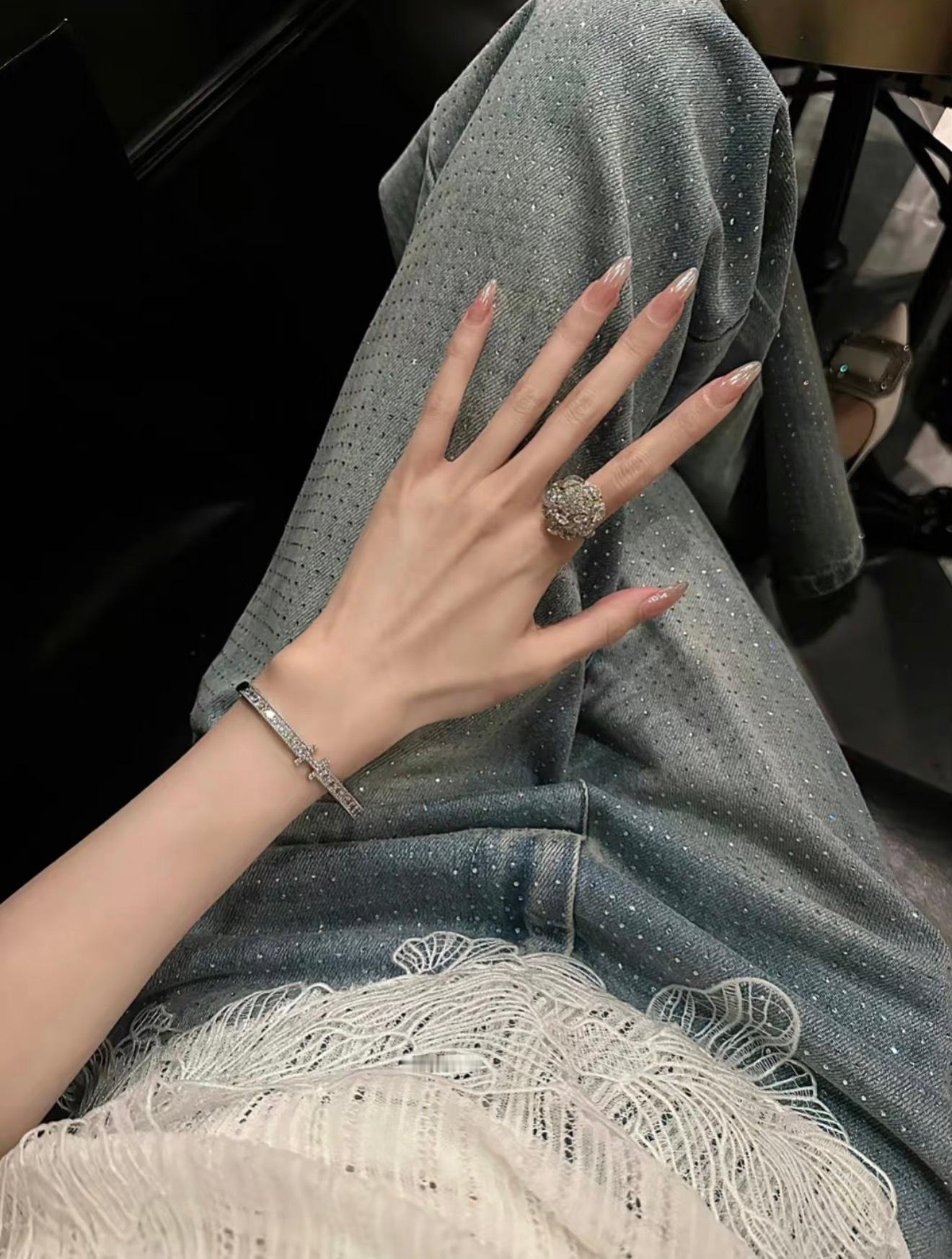 社会一直宠爱擅长演戏的人，但因果不会亏待内心真诚的人。 