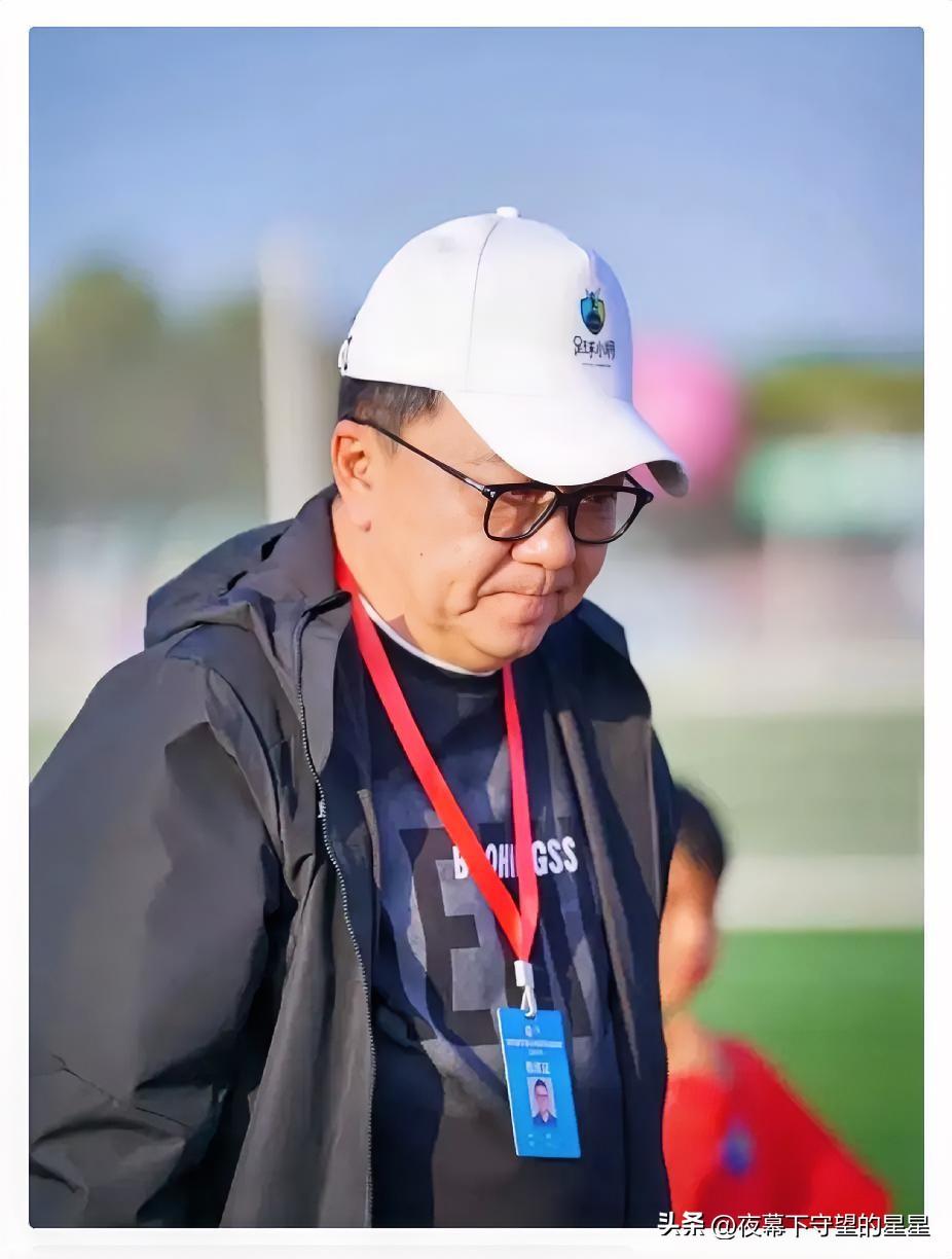 董路赛后一脸不悦，到底发生了什么？足球小将红队4:1宁波，赛后接受采访的董路明显