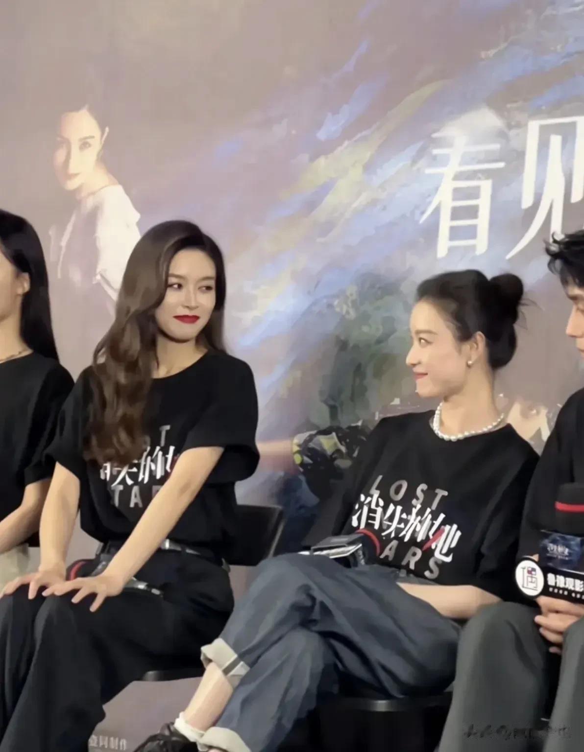 在《消失的她》首映礼上发生的这一幕真是太有趣了，作为主创的文咏珊和倪妮特别引人注